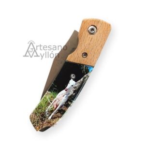 Navaja Third K2466G cerrada con mango de madera y ABS decorado con imagen de galgo en relieve sobre fondo blanco