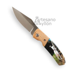 Navaja Third K2466G abierta con hoja de acero inoxidable 420 de 6,5 cm y mango combinado en madera y ABS con imagen decorativa de galgo sobre fondo blanco