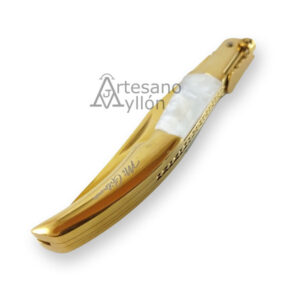 Navaja Third Mi Gitana N49G cerrada con acabado dorado en titanio, mango curvado de acero inoxidable con acrílico blanco y sistema de carraca tradicional sobre fondo blanco.