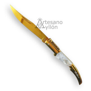 Navaja Third Mi Gitana N49G abierta con hoja de acero 440 bañada en titanio dorado, sistema de carraca de 6 muelles y mango de acero con inserción de acrílico blanco sobre fondo blanco.