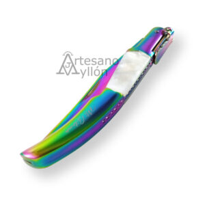 Navaja Third Mi Gitana N49W cerrada con mango de acero inoxidable bañando en titanio rainbow, inserción blanca central y sistema de carraca, vista trasera sobre fondo blanco.