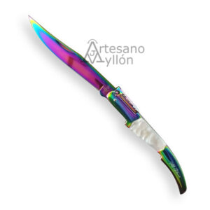 Navaja Third Mi Gitana N49W abierta con hoja de acero 440 bañada en titanio rainbow, sistema de carraca de 6 muelles y mango de acero con inserción blanca, vista frontal sobre fondo blanco.