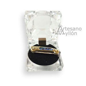 Navaja Third miniatura N89-7 cerrada en caja de presentación transparente, con mango de latón dorado e inserción de abulón, expuesta sobre base negra.
