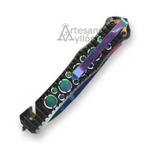 Parte trasera de la navaja Third N124W con clip metálico rainbow, mango negro perforado, rompevidrios y cortador de cinturón integrados, sobre fondo blanco.