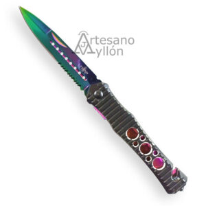 Navaja Third N124W abierta con hoja de acero 420 acabado titanio rainbow tipo clip point, mango de aluminio negro con perforaciones circulares, clip trasero y rompevidrios, sobre fondo blanco.