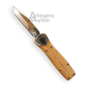 Navaja Third Singular N126H abierta con hoja de acero 420 acabado brillo espejo y mango de madera de haya con virola de acero, vista frontal sobre fondo blanco.