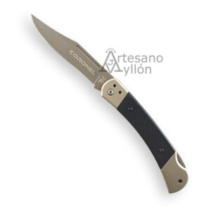 Navaja Tramuntana Coronel N123N abierta con hoja de acero 420 satinada de 9,5 cm y mango negro de G10 con virolas metálicas en acabado titanio gris