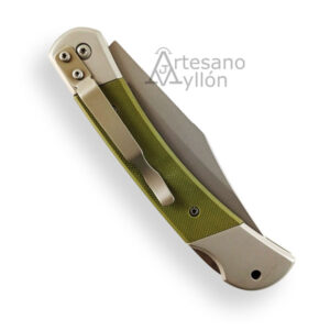 Navaja Tramuntana Coronel N123E cerrada con clip metálico trasero, mango verde de G10, virolas en titanio gris y hoja plegada, vista trasera.