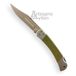 Navaja Tramuntana Coronel N123E abierta con hoja de acero 420 de 95 mm con recubrimiento titanio gris, mango verde de G10 y virolas metálicas, fondo blanco, vista frontal con hoja desplegada.