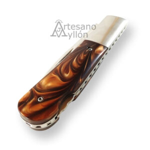 Navaja Tramuntana N108 cerrada mostrando mango de acrílico ámbar con virola de acero inoxidable y sistema back lock sobre fondo blanco
