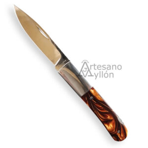 Navaja Tramuntana N108 abierta con hoja de acero 8Cr14MoV de 102 mm y mango de acrílico ámbar con virola de acero inoxidable sobre fondo blanco