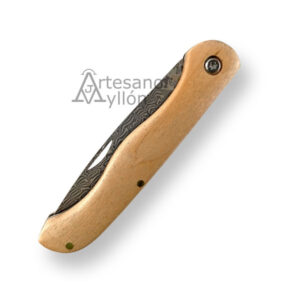 Navaja Tramuntana N202A cerrada con mango de madera de arce claro y parte de la hoja damasco visible en el interior.