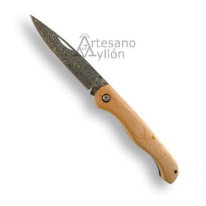 Navaja Tramuntana N202A abierta con hoja de acero damasco VG10 de 67 capas y mango de madera de arce claro, mostrando la forma estilizada de la hoja y el acabado ondulado del damasco.