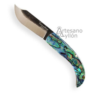 Navaja Tramuntana N91V abierta con hoja de acero 440 acabado amartillado y mango curvado de abulón multicolor con reflejos azul y verde sobre fondo blanco.