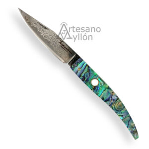 Navaja Tramuntana N92DV abierta con hoja de acero damasco de 67 capas y mango curvado en abulón multicolor con vetas azules, verdes y turquesa sobre fondo claro.