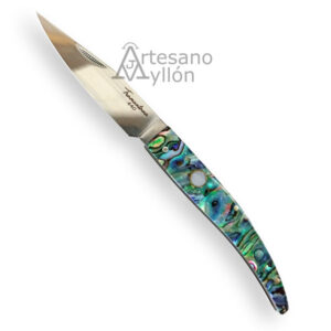 Navaja Tramuntana N92V abierta mostrando la hoja pulida espejo de acero 440 y mango decorado en abulón iridiscente combinado con acrílico, con remaches metálicos y muelle decorado visible.