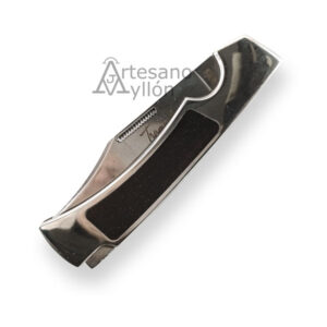 Navaja Tramuntana Gran Danés N93E cerrada con mango de acero inoxidable y madera de ébano, sistema back lock y muelle decorado sobre fondo blanco