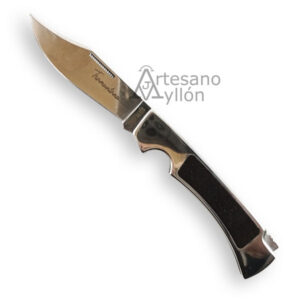 Navaja Tramuntana Gran Danés N93E abierta con hoja de acero 440 de 7 cm, acabado satinado, mango de acero inoxidable con inserción de madera de ébano y sistema de bloqueo back lock sobre fondo blanco