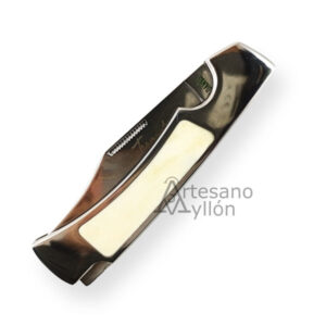 Navaja Tramuntana Gran Danés N93H cerrada con mango de acero inoxidable y hueso pulido, sistema back lock, fondo blanco y logotipo Artesano Ayllón