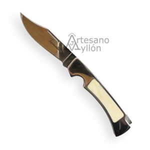 Navaja Tramuntana Gran Danés N93H abierta con hoja de acero 440 brillo espejo, mango de acero inoxidable con inserción de hueso pulido, fondo blanco y logotipo Artesano Ayllón