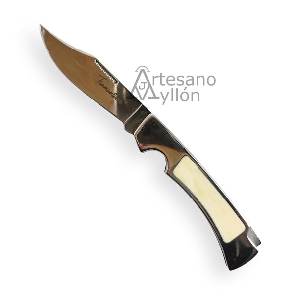Navaja Tramuntana Gran Danés N93H abierta con hoja de acero 440 brillo espejo, mango de acero inoxidable con inserción de hueso pulido, fondo blanco y logotipo Artesano Ayllón