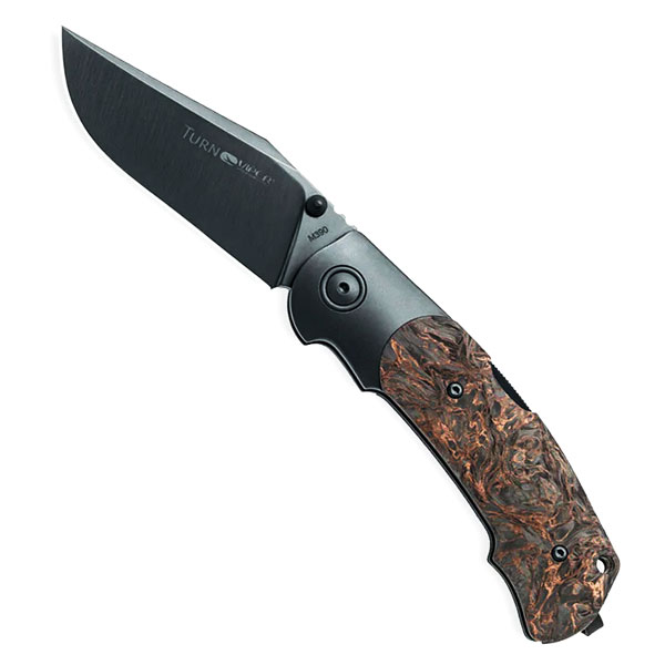 Navaja Viper Turn V5986DFC edición limitada abierta mostrando hoja negra de acero Böhler M390 con acabado PVD satinado y mango ergonómico de titanio con incrustación de fibra de carbono jaspeada en tonos marrones y negros.