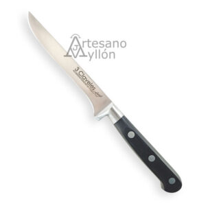 Cuchillo deshuesador 3 Claveles Forgé 01557 con hoja estrecha curvada de acero inoxidable semi-mate de 13 cm y mango negro ergonómico de POM con tres remaches metálicos sobre fondo claro.