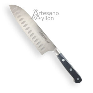 Cuchillo Santoku 3 Claveles Forgé 01565 con hoja ancha alveolada de acero inoxidable semi-mate de 17 cm y mango negro ergonómico de POM con tres remaches metálicos sobre fondo blanco.