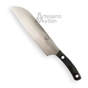 Cuchillo Santoku Salamandra modelo 413 con hoja ancha de acero inoxidable MoVa 1.4116 de 20 cm y mango oscuro de micarta con dos remaches metálicos sobre fondo claro.