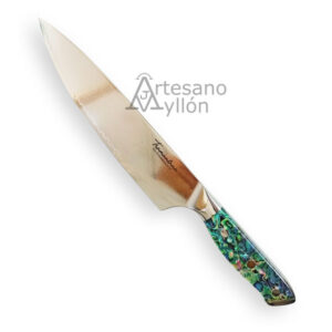 Cuchillo Tramuntana Chef CD10 con hoja de acero damasco VG10 de 67 capas, hoja amplia tipo chef y mango decorado con abulón y resina epoxi multicolor.