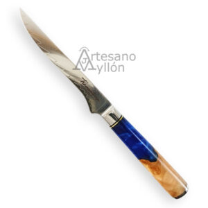 Cuchillo Tramuntana deshuesador CD04 con hoja de acero damasco VG10 de 67 capas, filo estrecho y mango ergonómico de madera estabilizada con resina azul.