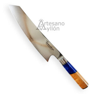 Cuchillo Tramuntana Kiritsuke CD01 con hoja larga de acero damasco VG10 de 67 capas, perfil angular japonés y mango de madera estabilizada con resina azul.