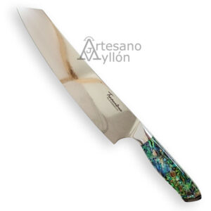 Cuchillo Tramuntana Kiritsuke CD14 con hoja de acero damasco VG10 de 67 capas, perfil angular japonés y mango decorado con abulón y resina epoxi multicolor.
