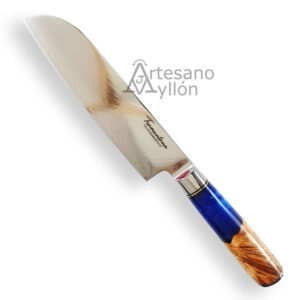Cuchillo Tramuntana Santoku CD03 con hoja ancha de acero damasco VG10 de 67 capas, acabado decorativo y mango de madera estabilizada con resina azul.