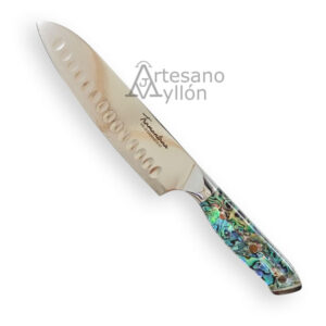 Cuchillo Tramuntana Santoku CD11 con hoja de acero damasco VG10 de 67 capas con alveolos y mango decorado con abulón y resina epoxi multicolor.