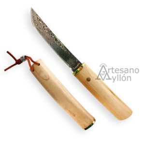 Cuchillo Tramuntana Tanto H1201F junto a su funda de madera de haya con cordón, mostrando hoja damasco y conjunto completo