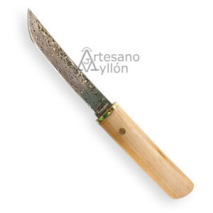 Cuchillo Tramuntana Tanto H1201F con hoja de acero damasco VG10 de 67 capas mostrando patrón ondulado, punta tipo tanto y mango de madera de haya clara con virola metálica