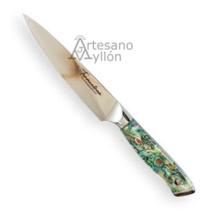 Cuchillo Tramuntana Verdura CD12 con hoja de acero damasco VG10 de 67 capas, diseño utilitario y mango decorado con abulón y resina epoxi multicolor.