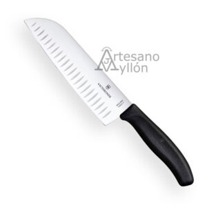 Cuchillo Santoku Victorinox Swiss Classic 6.8523.17 con hoja ancha de acero inoxidable de 17 cm con alvéolos antiadherentes y mango negro ergonómico antideslizante sobre fondo claro.