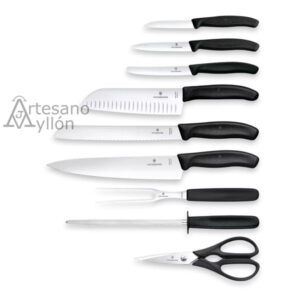 Juego completo de cuchillos Victorinox Swiss Classic con mangos negros ergonómicos y hojas de acero inoxidable, incluyendo cuchillos de cocina, cuchillo Santoku alveolado, cuchillo de pan dentado, cuchillo trinchador, tenedor de trinchar, chaira de afilado y tijeras de cocina sobre fondo claro.