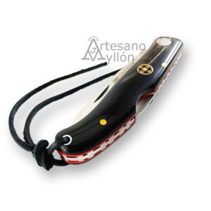 Navaja Joker Koala NF-124 cerrada con mango de asta de búfalo negro, detalles decorativos y cordón de cuero sobre fondo claro.