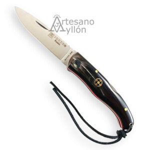Navaja Joker Koala NF-124 abierta con hoja satinada de acero MoVa 1.4116 de 7 cm y mango negro de asta de búfalo con detalles decorativos y cordón de cuero sobre fondo claro.