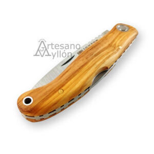 Navaja Joker Koala NO-125 cerrada con mango de madera de olivo con vetas naturales y estructura metálica interior visible sobre fondo claro.