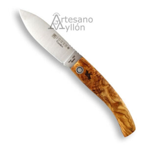 Navaja Joker Tucán NO-162 abierta con hoja satinada de acero 420 de 7,5 cm y mango de madera de olivo con vetas naturales sobre fondo claro.