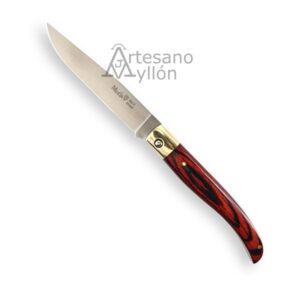Navaja Muela P-9VR abierta con hoja satinada de acero MOVA 1.4116 de 9 cm y mango rojo coral de madera prensada con virola metálica de alpaca sobre fondo claro.