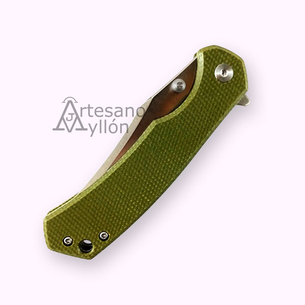 Navaja Muela Víbora-10M cerrada con mango verde de micarta canvas texturizada y estructura metálica visible sobre fondo claro.