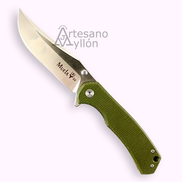 Navaja Muela Víbora-10M abierta con hoja satinada de acero D2 de 7,6 cm y mango verde de micarta canvas con textura antideslizante sobre fondo claro.