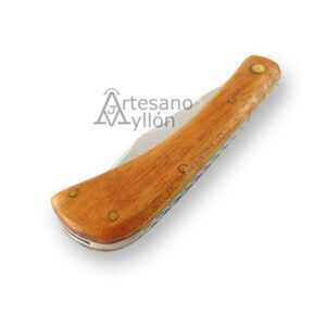 Navaja Third Corsa K2925F cerrada con mango de madera africana en tono marrón cálido, con remaches metálicos visibles y forma ergonómica curvada.