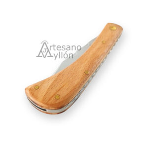 Navaja Third Corsa K2925T cerrada con mango de madera de haya clara, vetas naturales visibles y estructura metálica interna