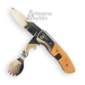 Navaja Third Multiuso F0005F abierta mostrando hoja de acero 420 con acabado brillo, mango de madera de haya y herramienta multifunción desplegada tipo cuchara con dientes.